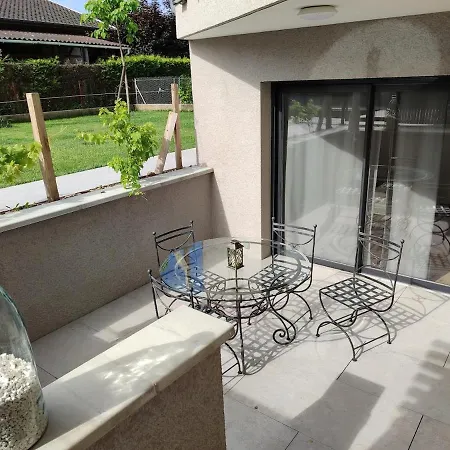 Avec Terrasse Et Acces Piscine Proche Appartement