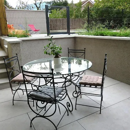 Avec Terrasse Et Acces Piscine Proche Aix-les-Bains